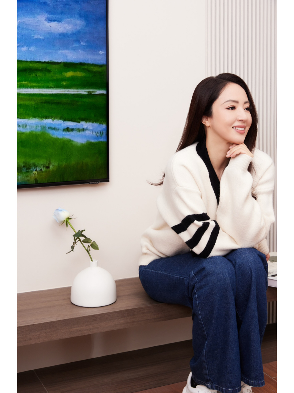 董璇为某品牌代言,穿搭休闲轻快减龄