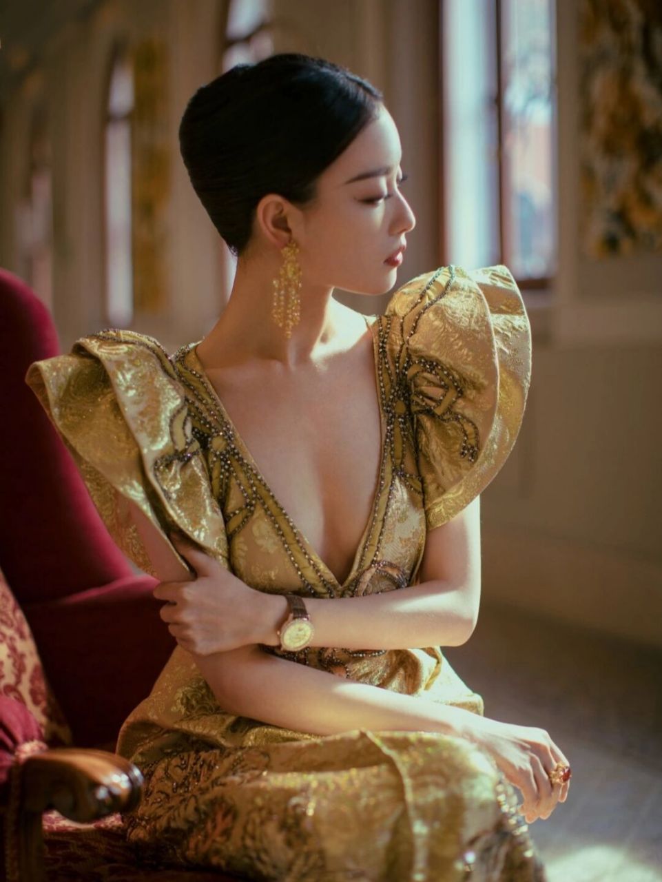 倪妮是真敢穿,新造型也"太开放了"吧