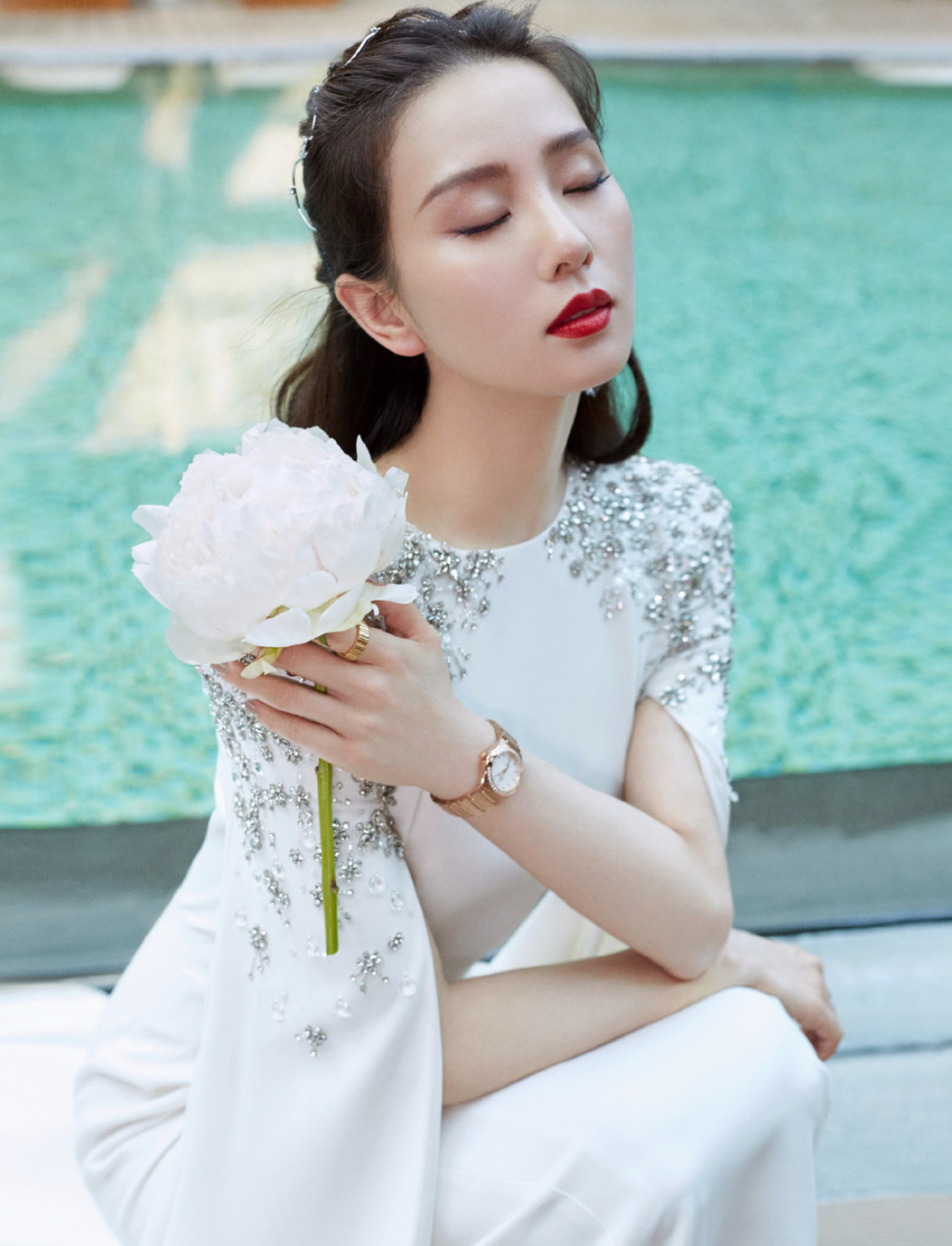 刘诗诗穿白色礼服裙美丽大方显气质