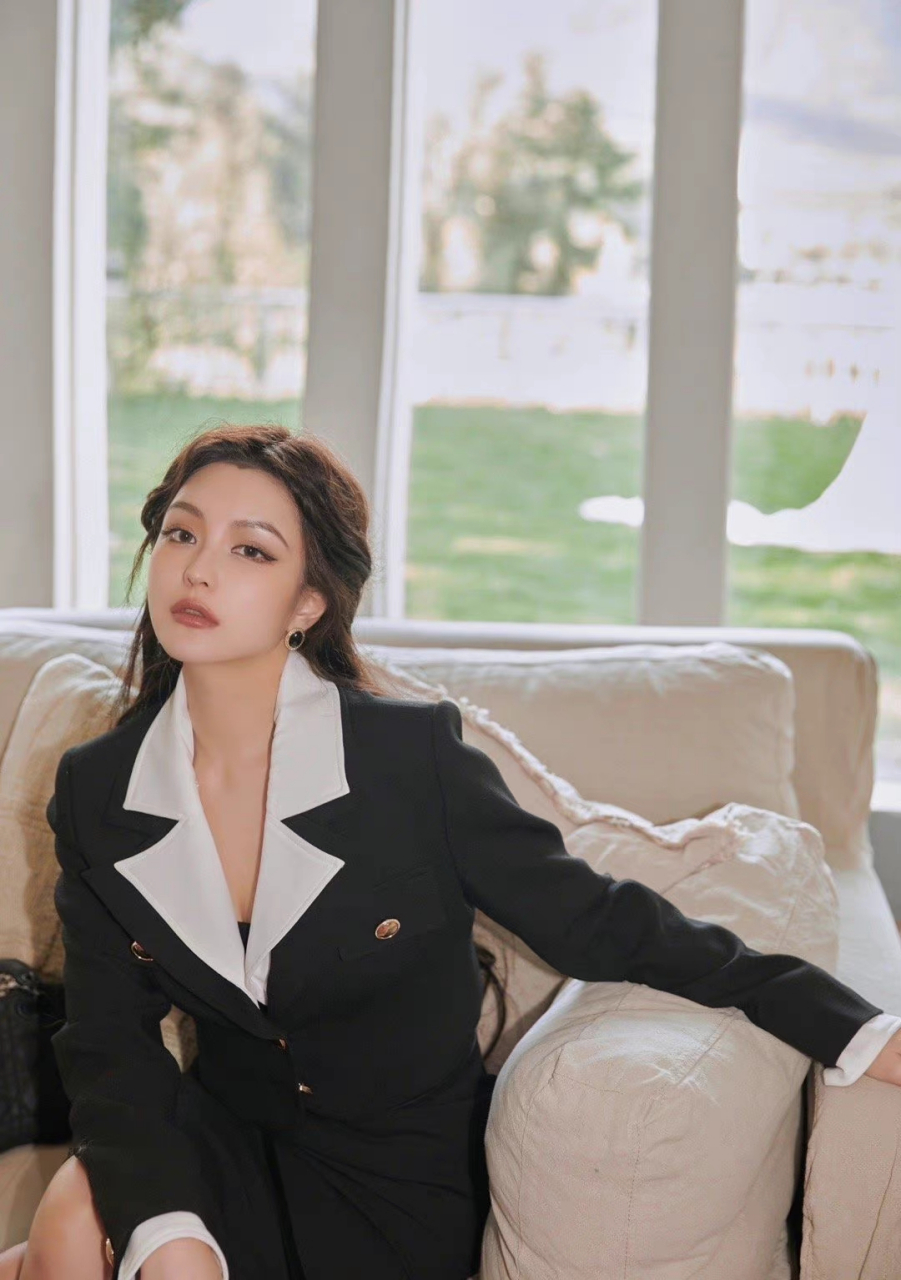 周扬青的穿搭简约也优雅.