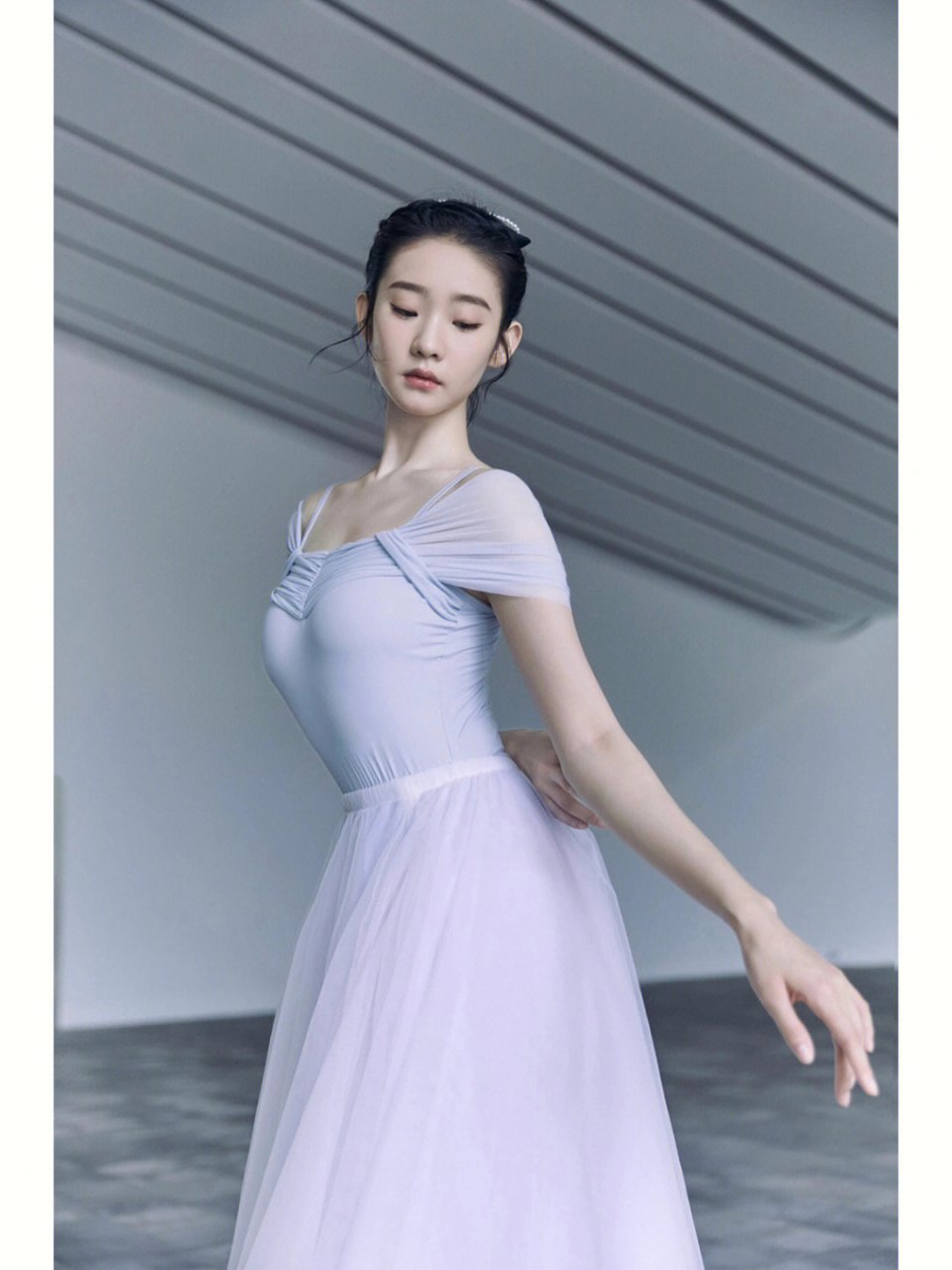 张艺凡晒舞蹈服真美