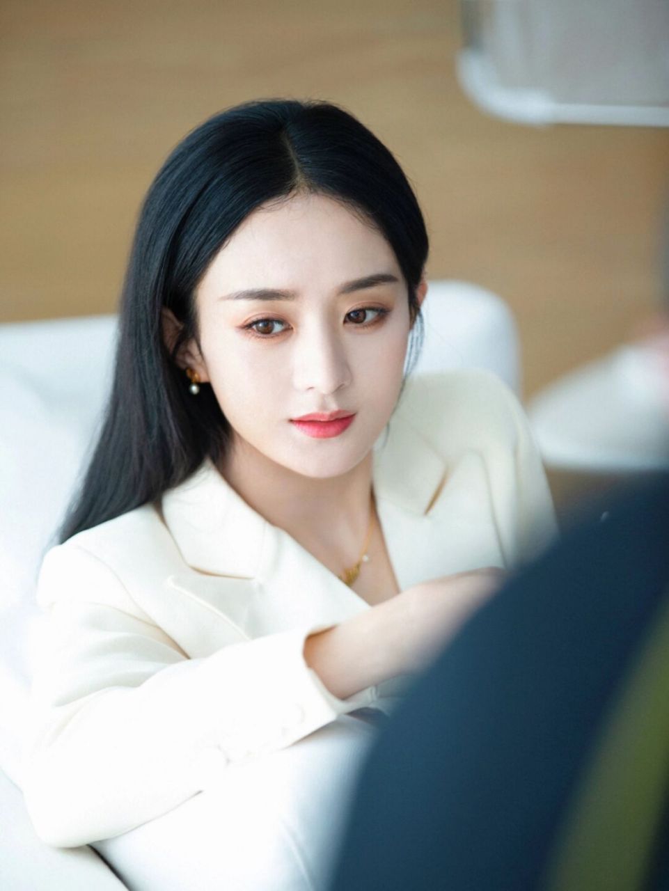 赵丽颖晒西服穿搭,清新淡雅显气质,温柔妩媚真养眼