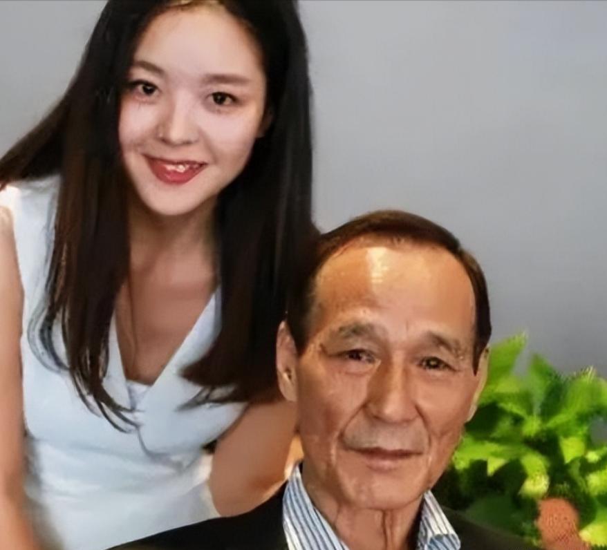 1984年,陈惠敏带着怀孕的妻子去参加宴会,碰见新义安的苏龙,苏龙一脚