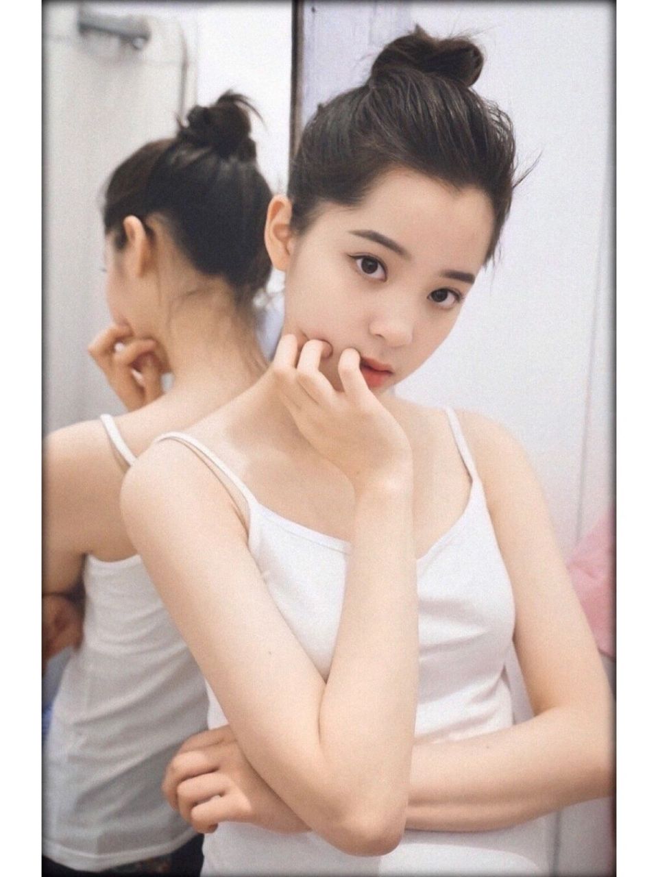 欧阳娜娜浴室晒素颜照