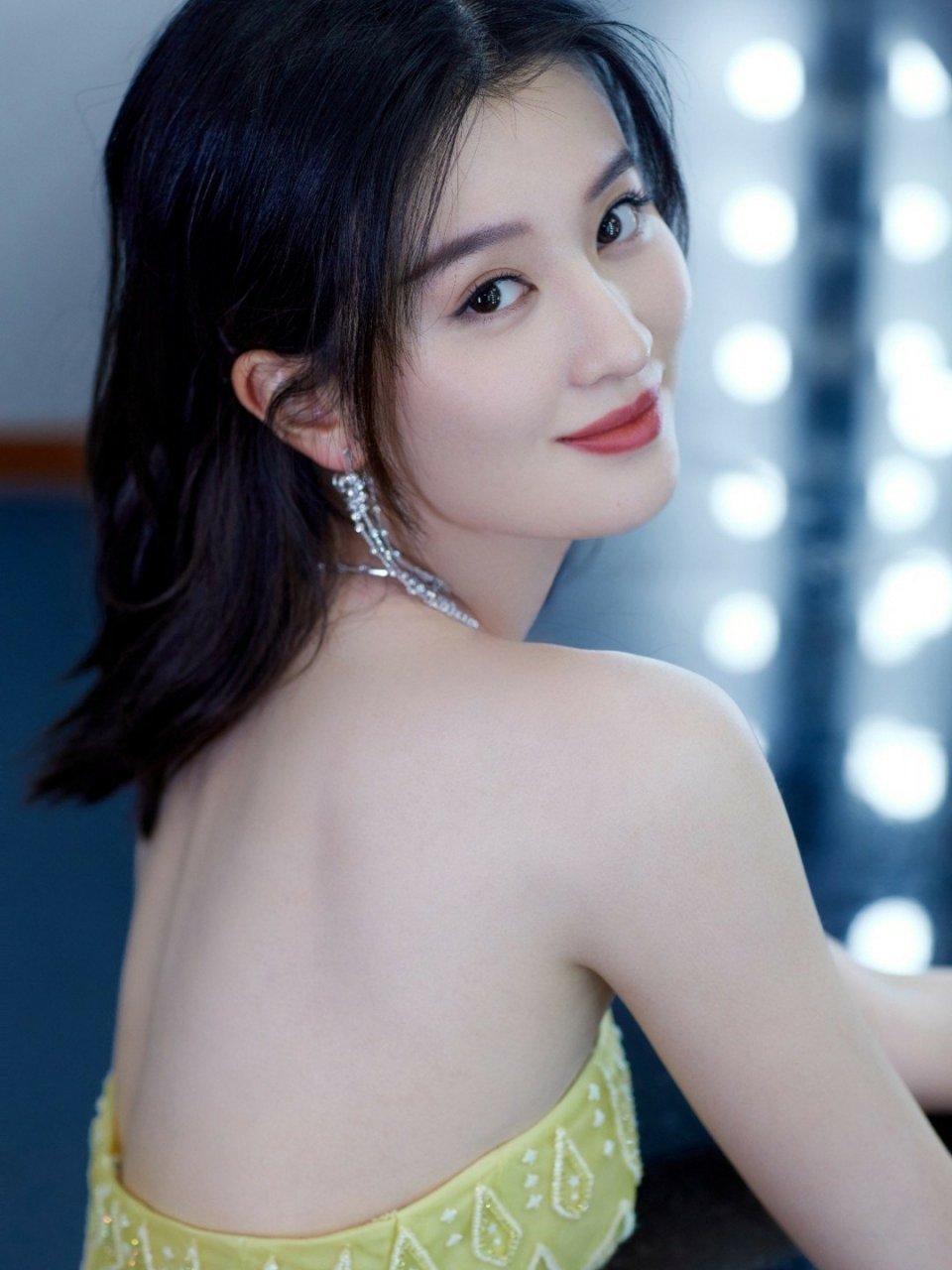 乔欣穿黄色露背礼服裙,轻快有活力