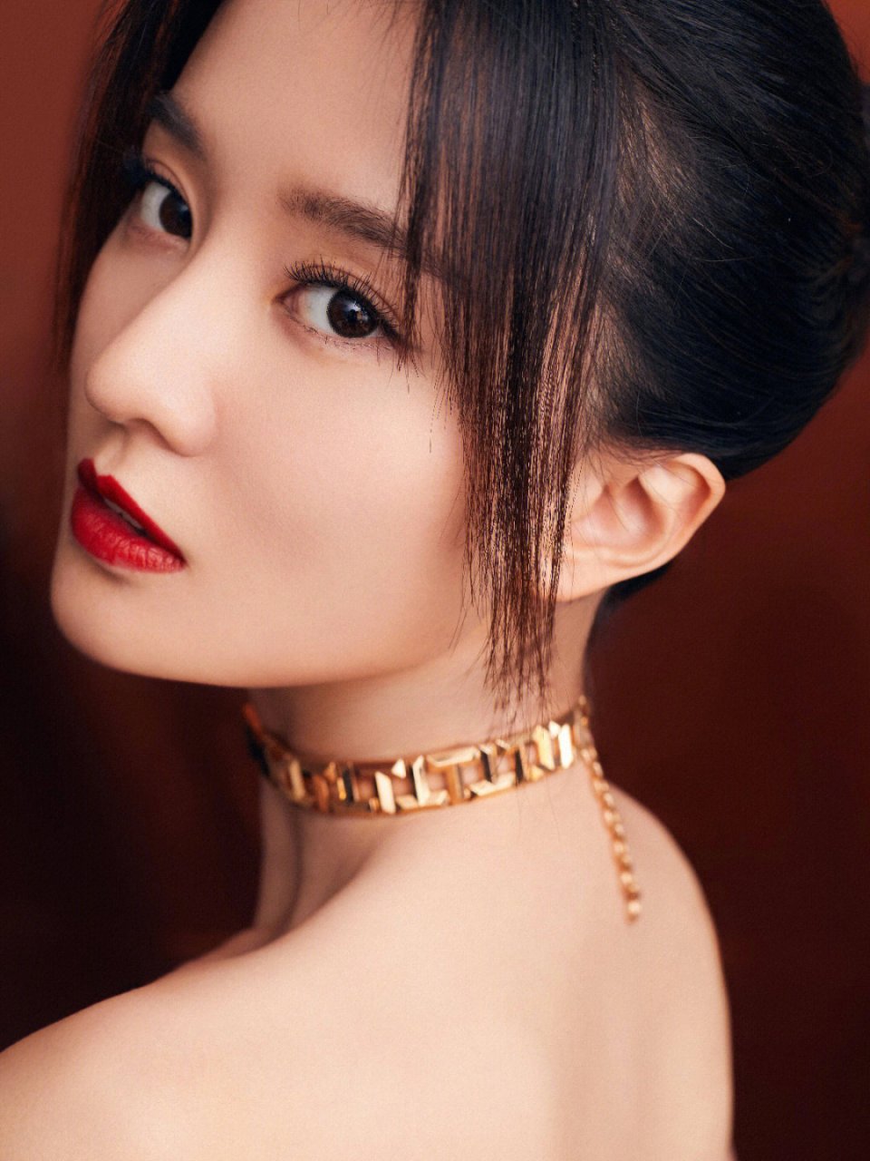 乔欣真有魅力,穿撞色抹胸礼服裙性感又时髦,高级感十足.