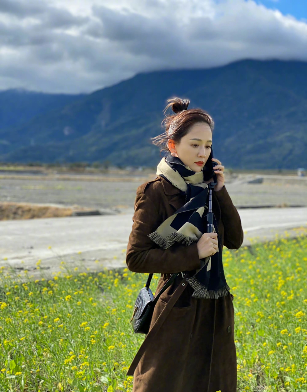 陈乔恩穿搭在深色中更有气质.