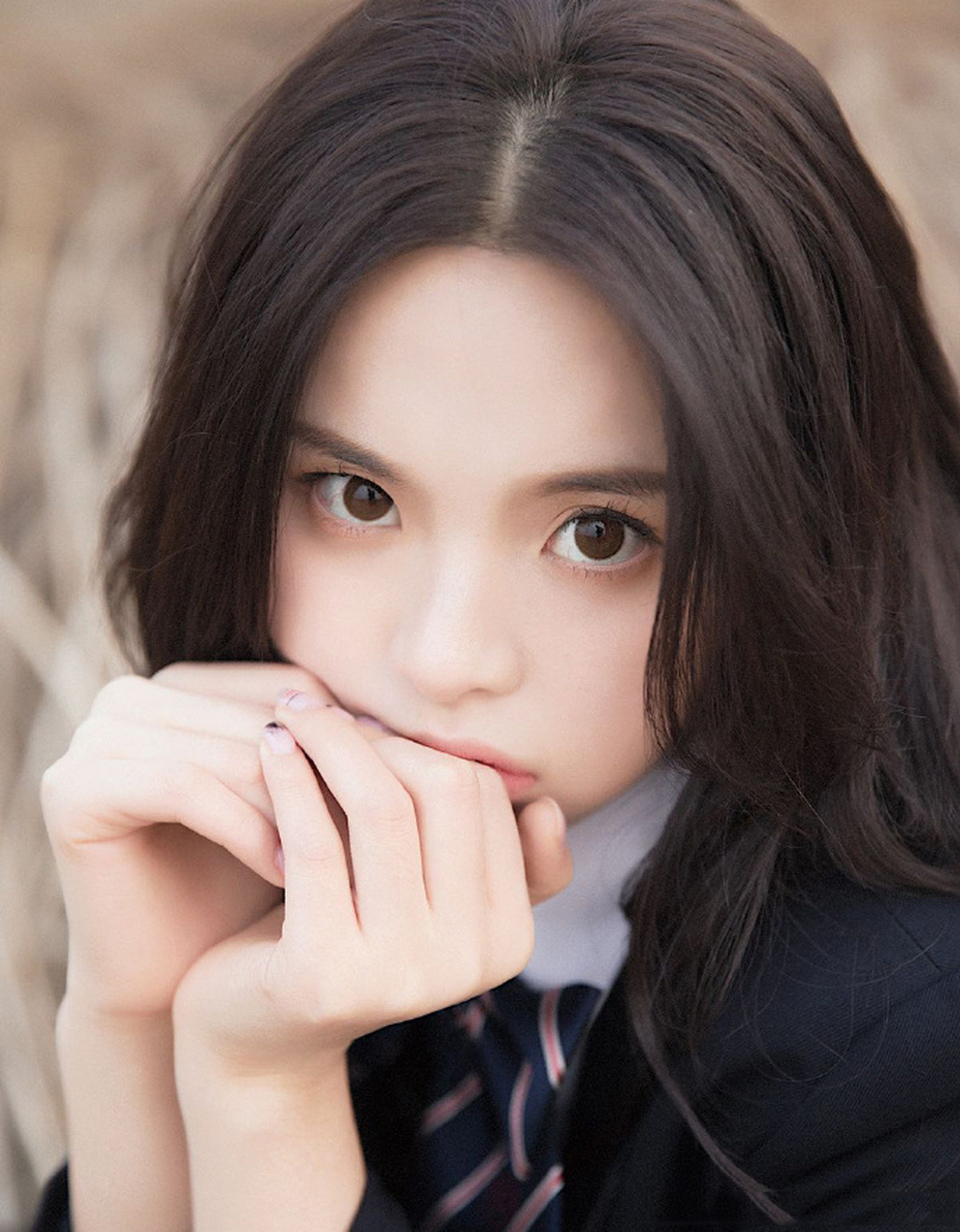 杨超越晒日系校服照,淡妆配波浪卷,化身学院风女孩