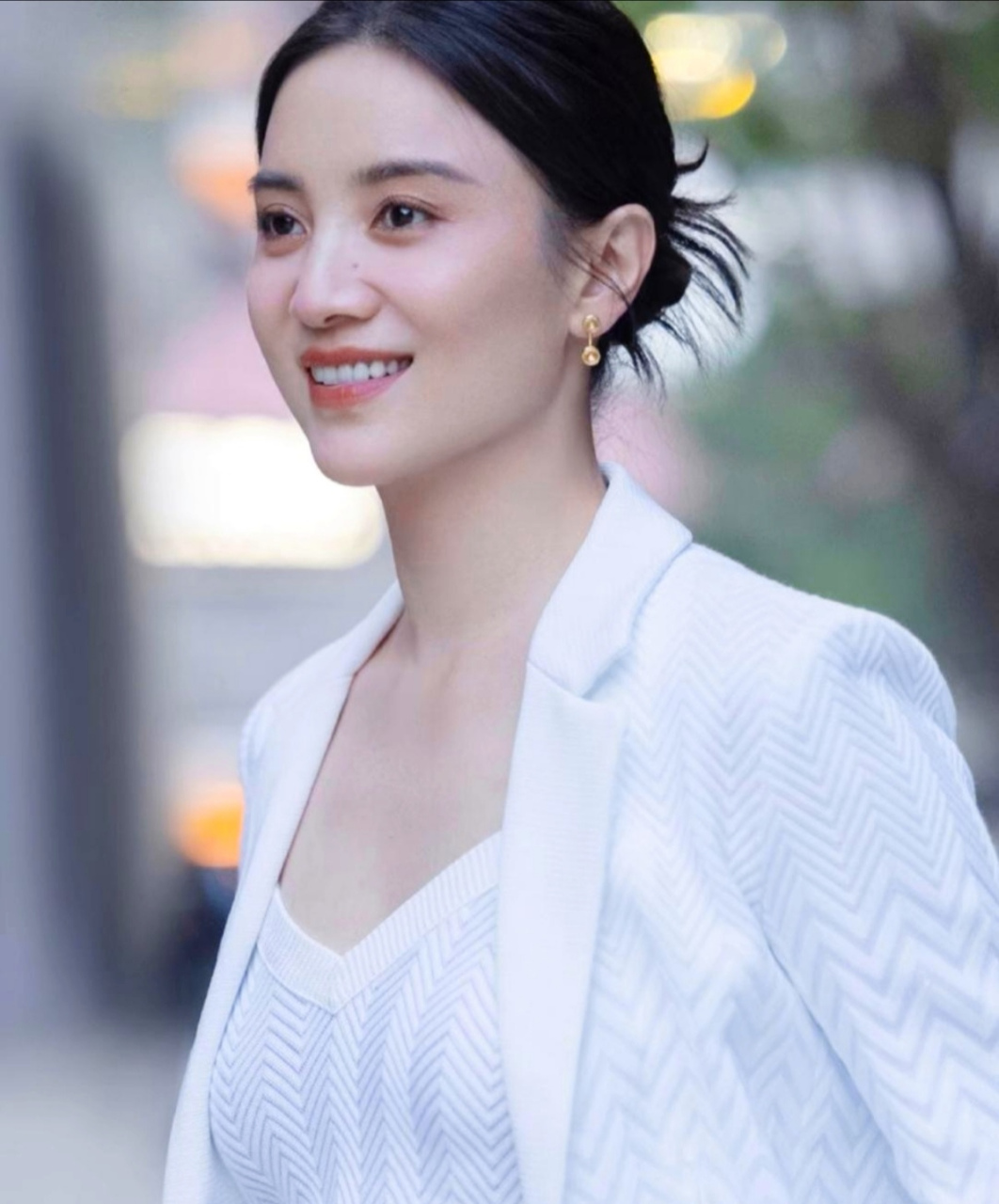 美丽宋佳,一身白色西服,显得更加的清爽美丽!好看!