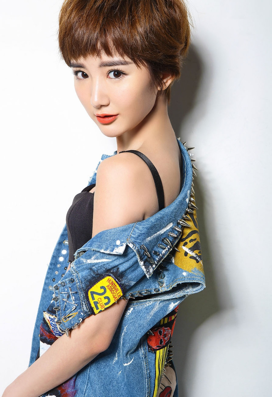 想不到少女时代的"毛晓彤"造型也能这么性感.