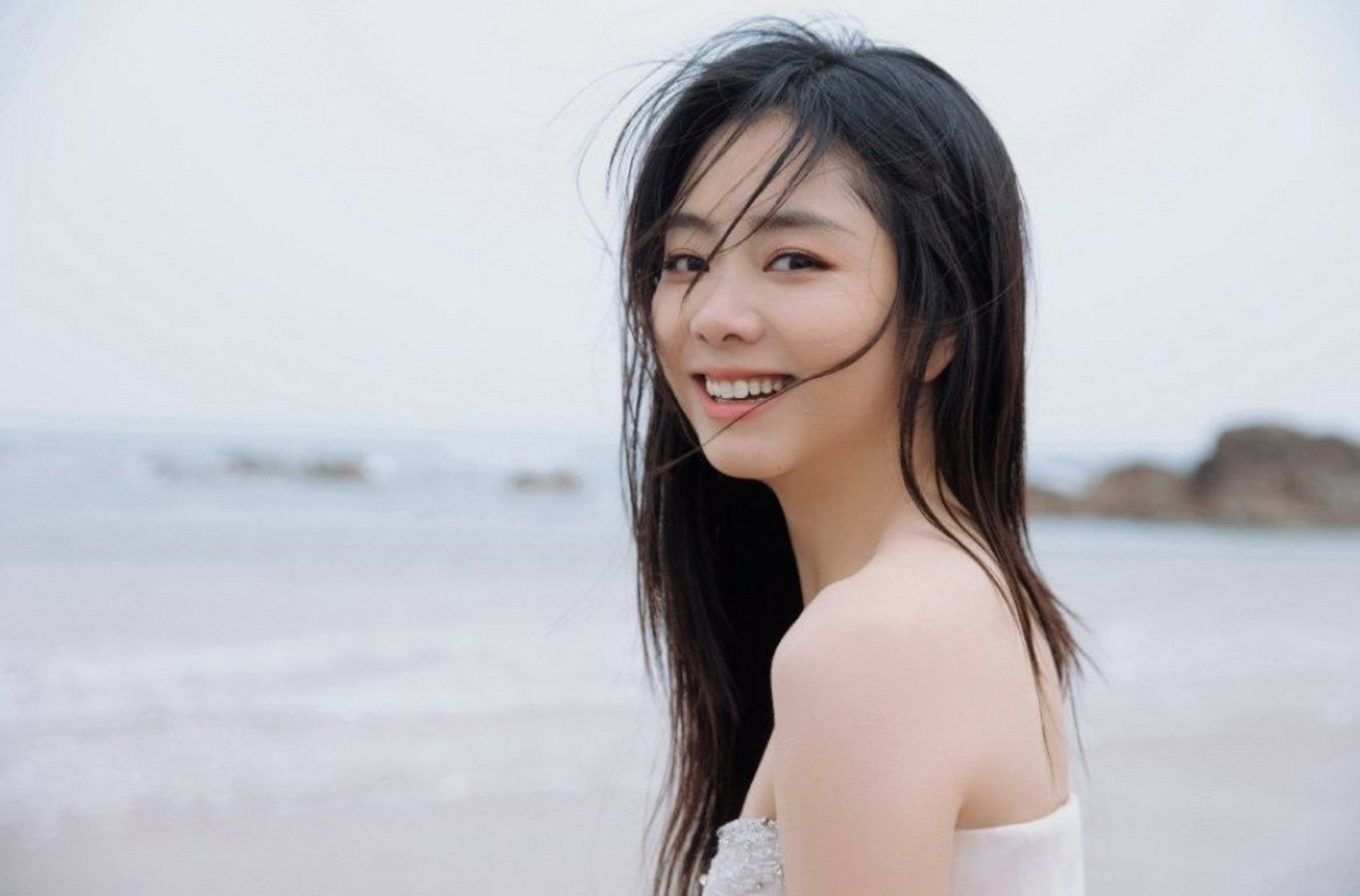 谭松韵一改往日风格,穿白色抹胸礼服裙小秀性感