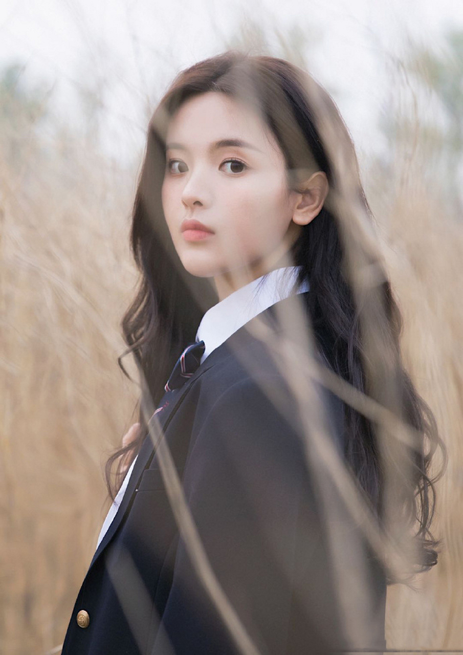 杨超越晒日系校服照,淡妆配波浪卷,化身学院风女孩