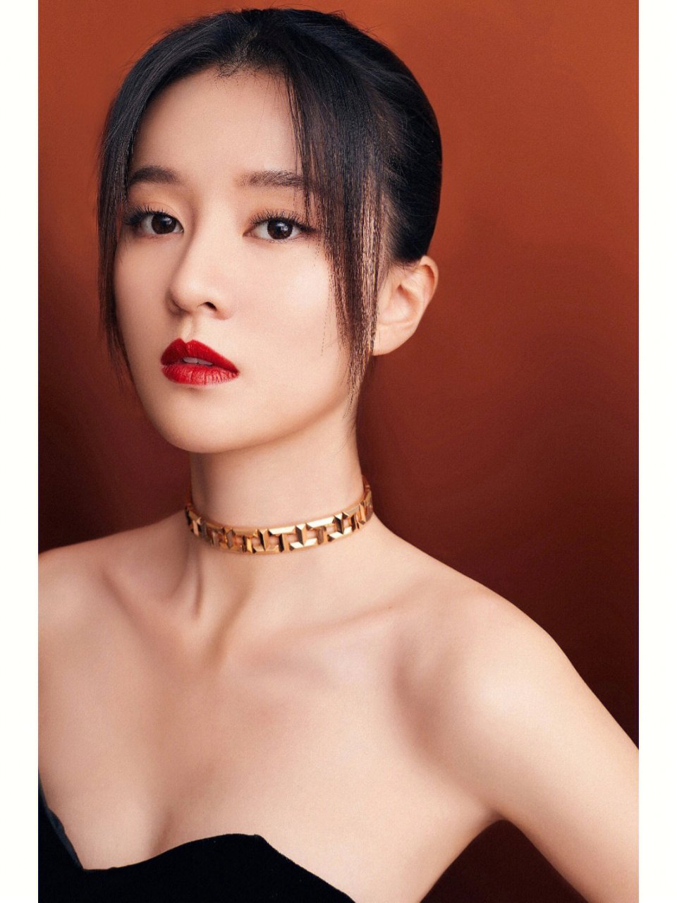 乔欣真有魅力,穿撞色抹胸礼服裙性感又时髦,高级感十足.