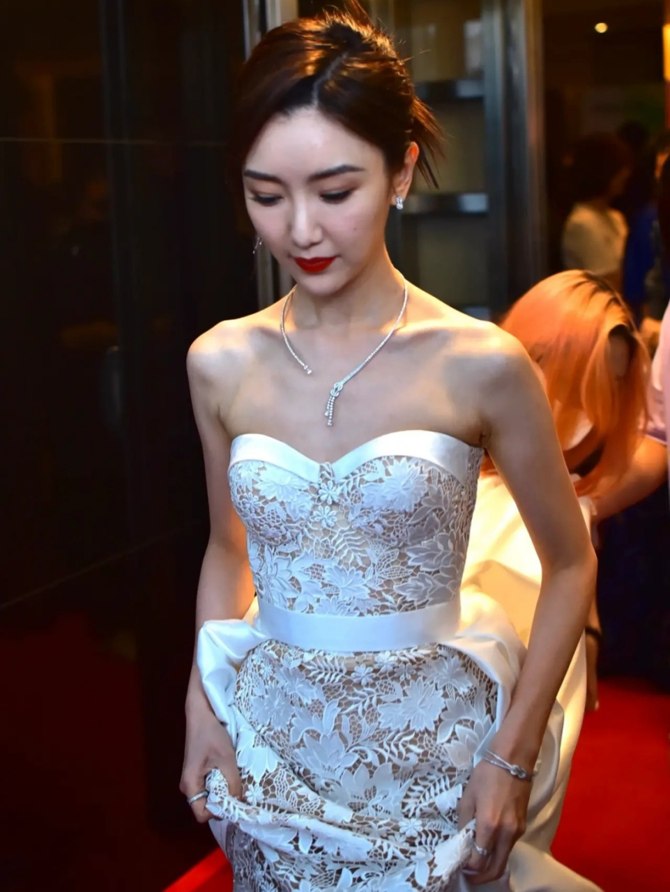 离开美颜滤镜的毛晓彤,"生图颜值"好真实
