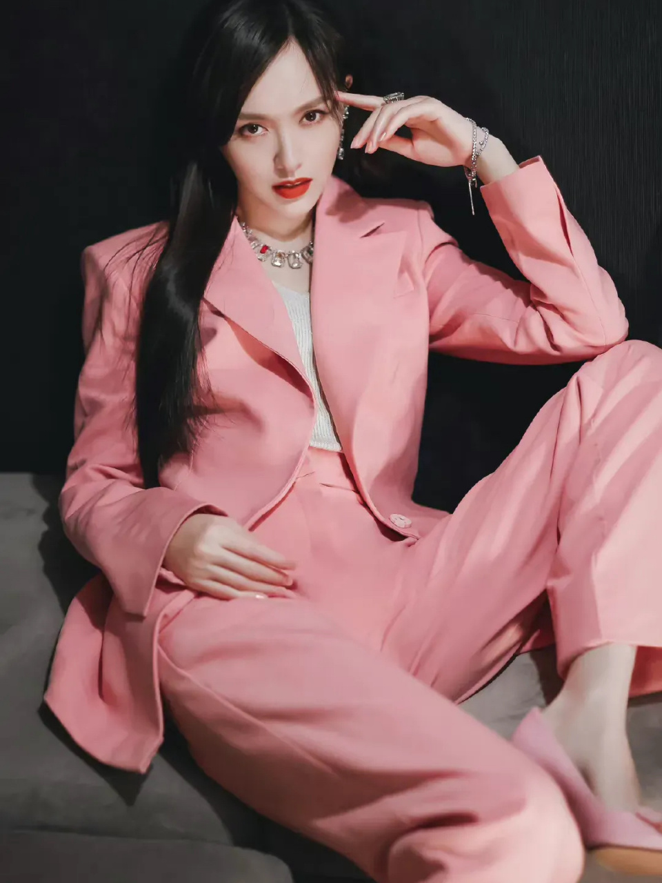 唐嫣演绎职场穿搭,穿粉色西服更具灵动性