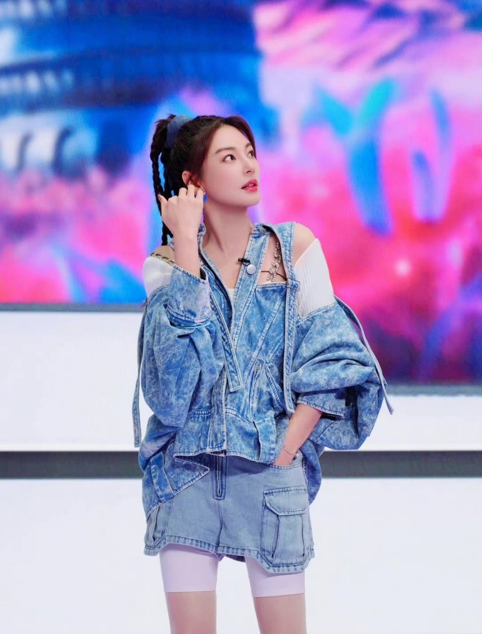 张雨绮的牛仔穿搭设计感很足.