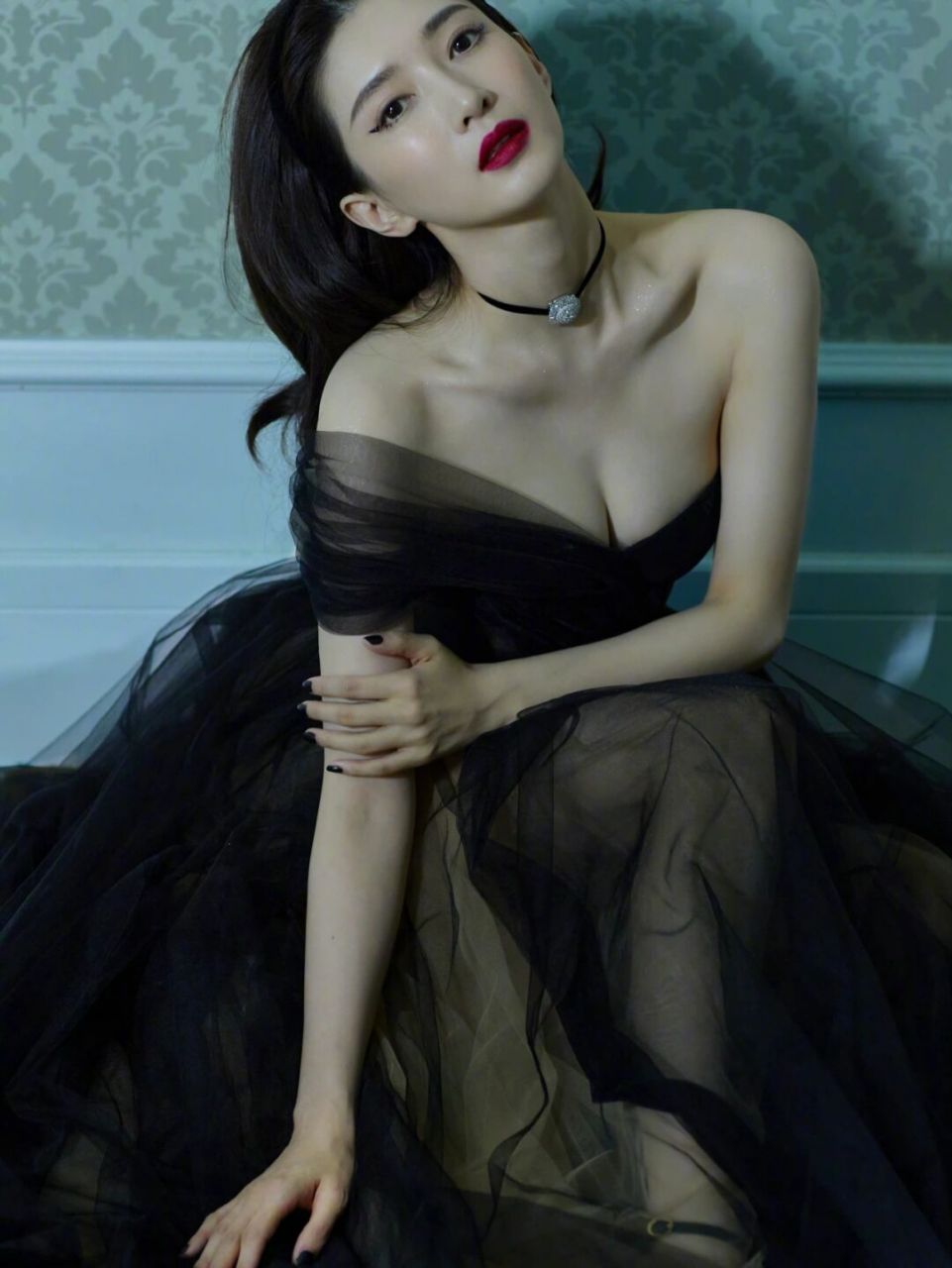 江疏影黑色薄纱礼服裙衬出"水嫩嫩"的肌肤