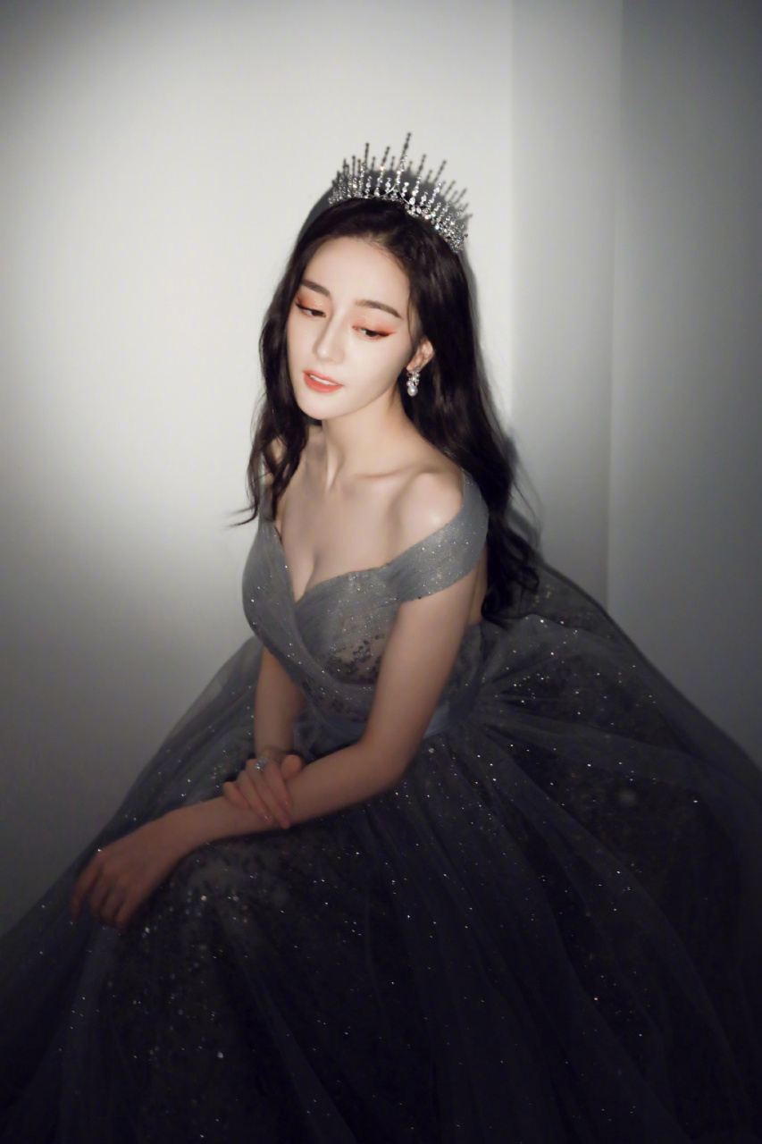 迪丽热巴美得有点"失真",下巴尖了这么多?