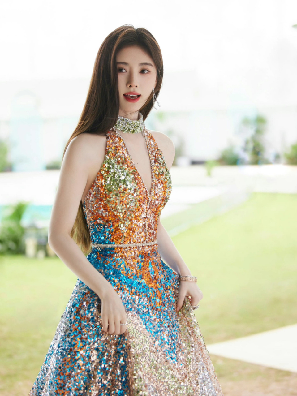 鞠婧祎穿挂脖亮片礼服裙,优雅与性感并存