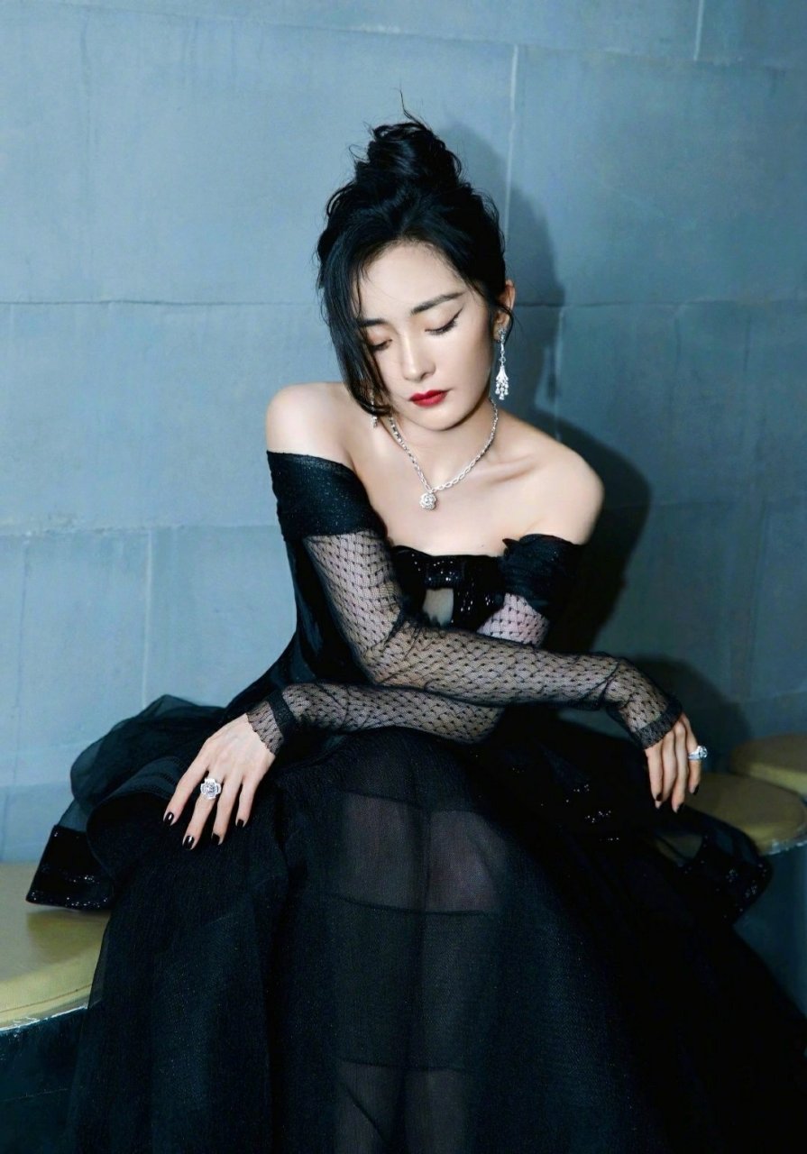 杨幂嫌露肩还不够性感,"胸位镂空"太抢镜