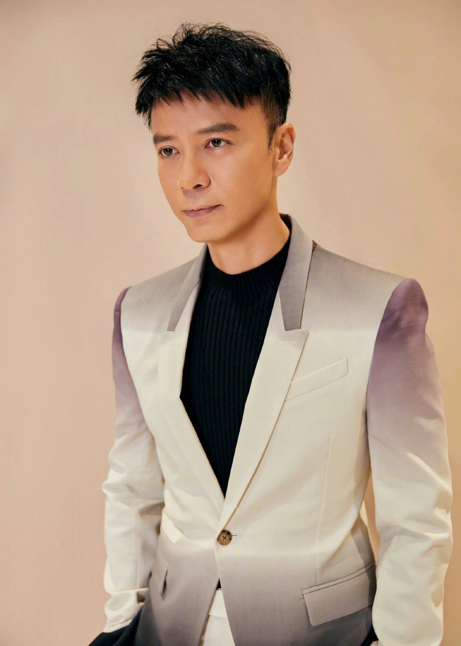 李克勤的西服套装穿搭,很帅气.