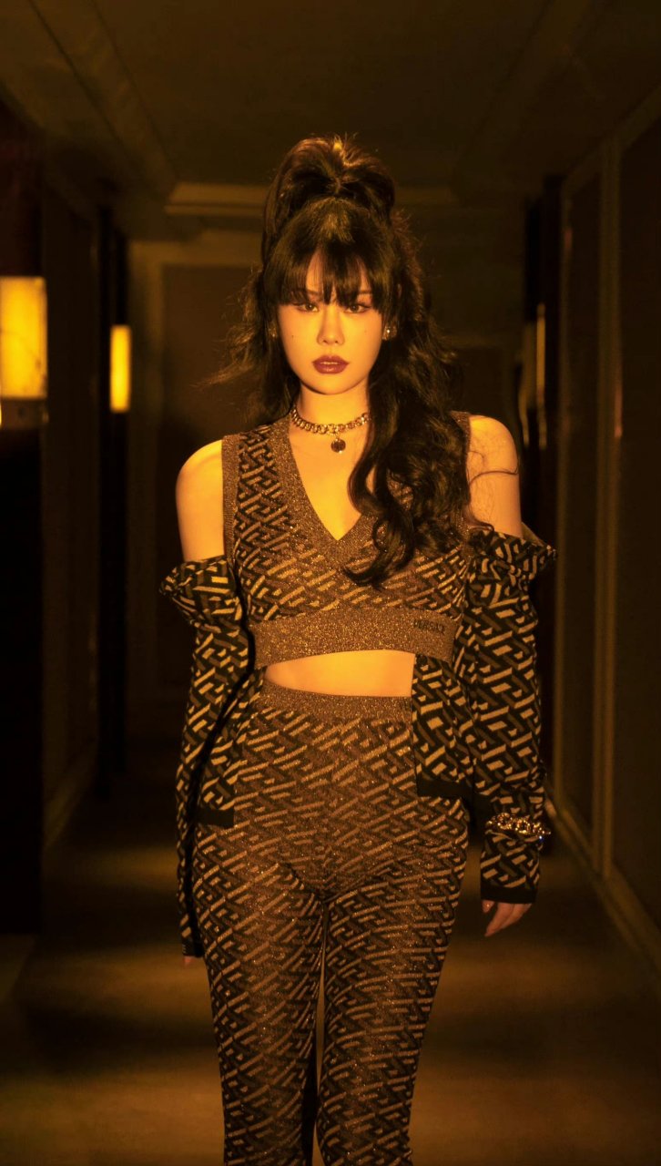 袁娅维的穿搭修身更显身材.