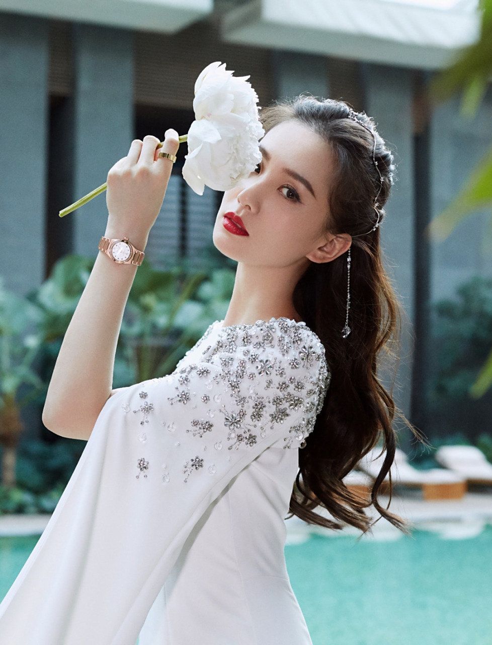 刘诗诗穿白色礼服裙美丽大方显气质