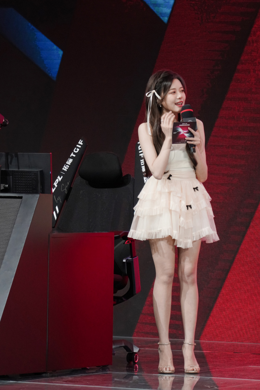 骆歆(驼子姐)|2024lpl春季赛主持造型