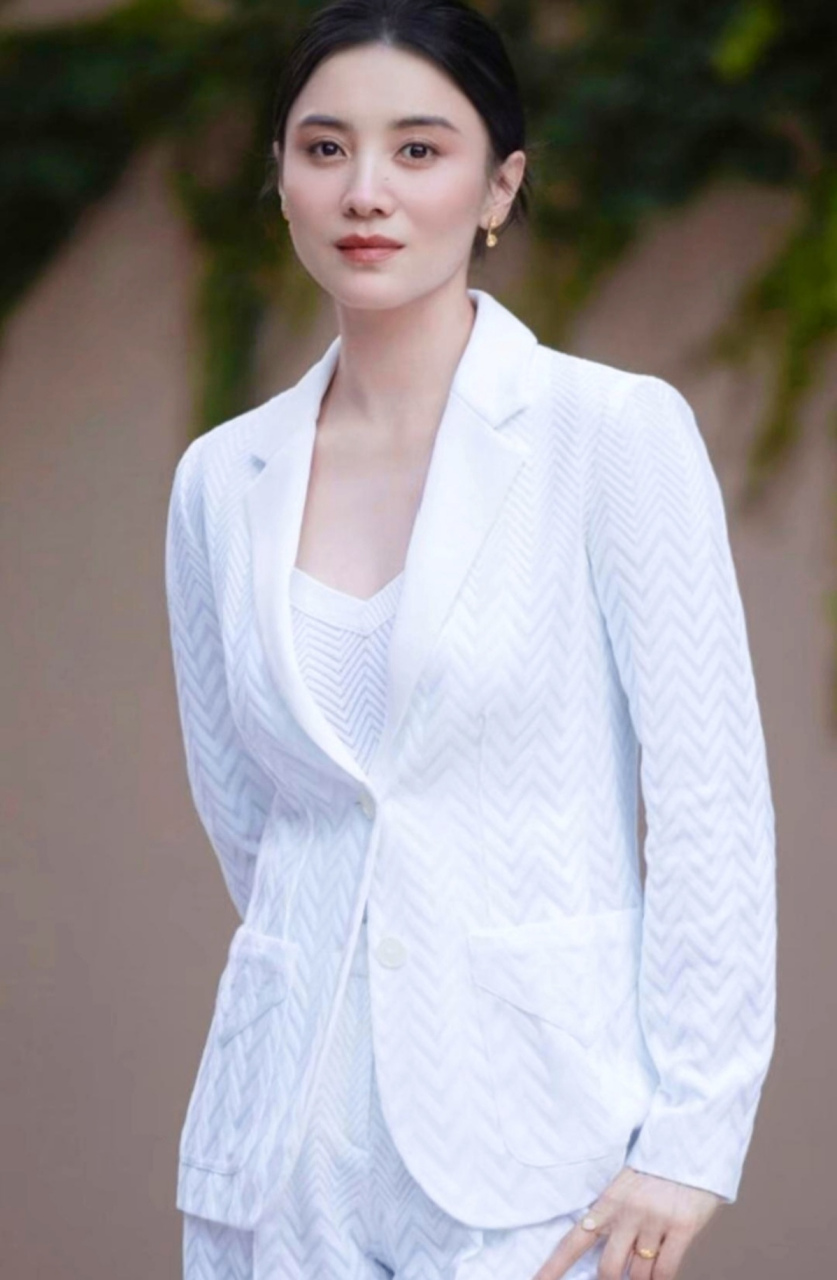 美丽宋佳,一身白色西服,显得更加的清爽美丽!好看!