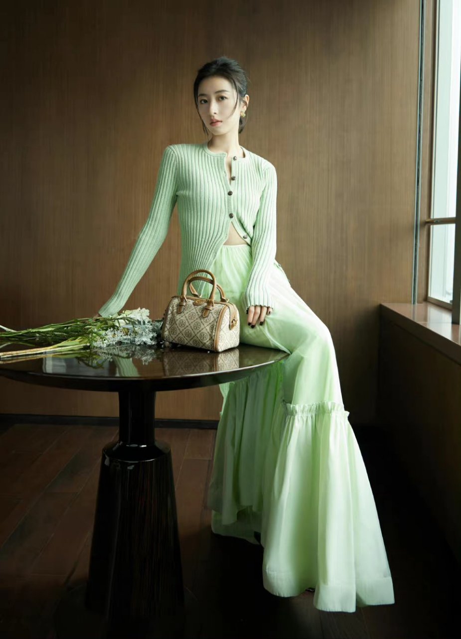 周雨彤的穿搭更为清新.