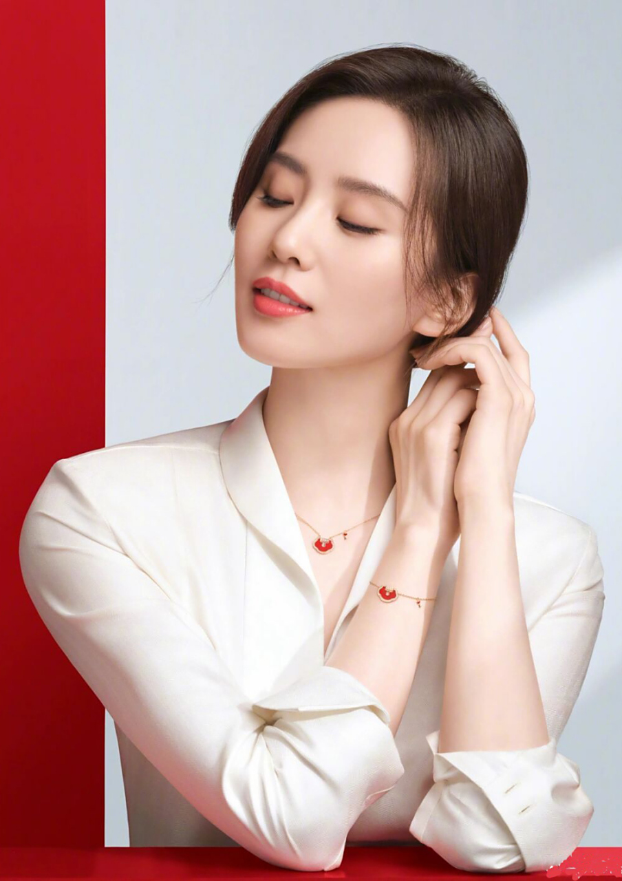 刘诗诗穿米色衬衫,知性优雅气质好迷人