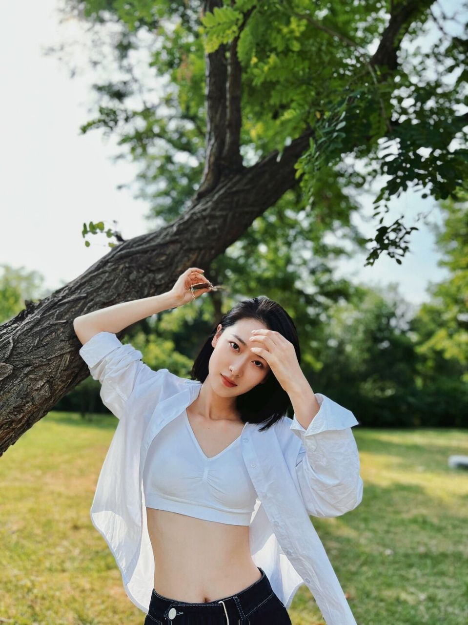 演员何雨虹晒穿搭私服,穿白衬衣内搭白色运动bra,吸睛又性感