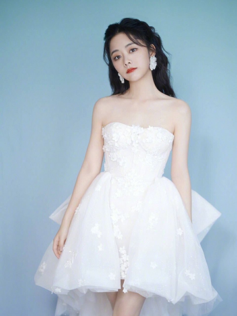 谭松韵穿初恋白公主裙,又辣又甜好养眼!