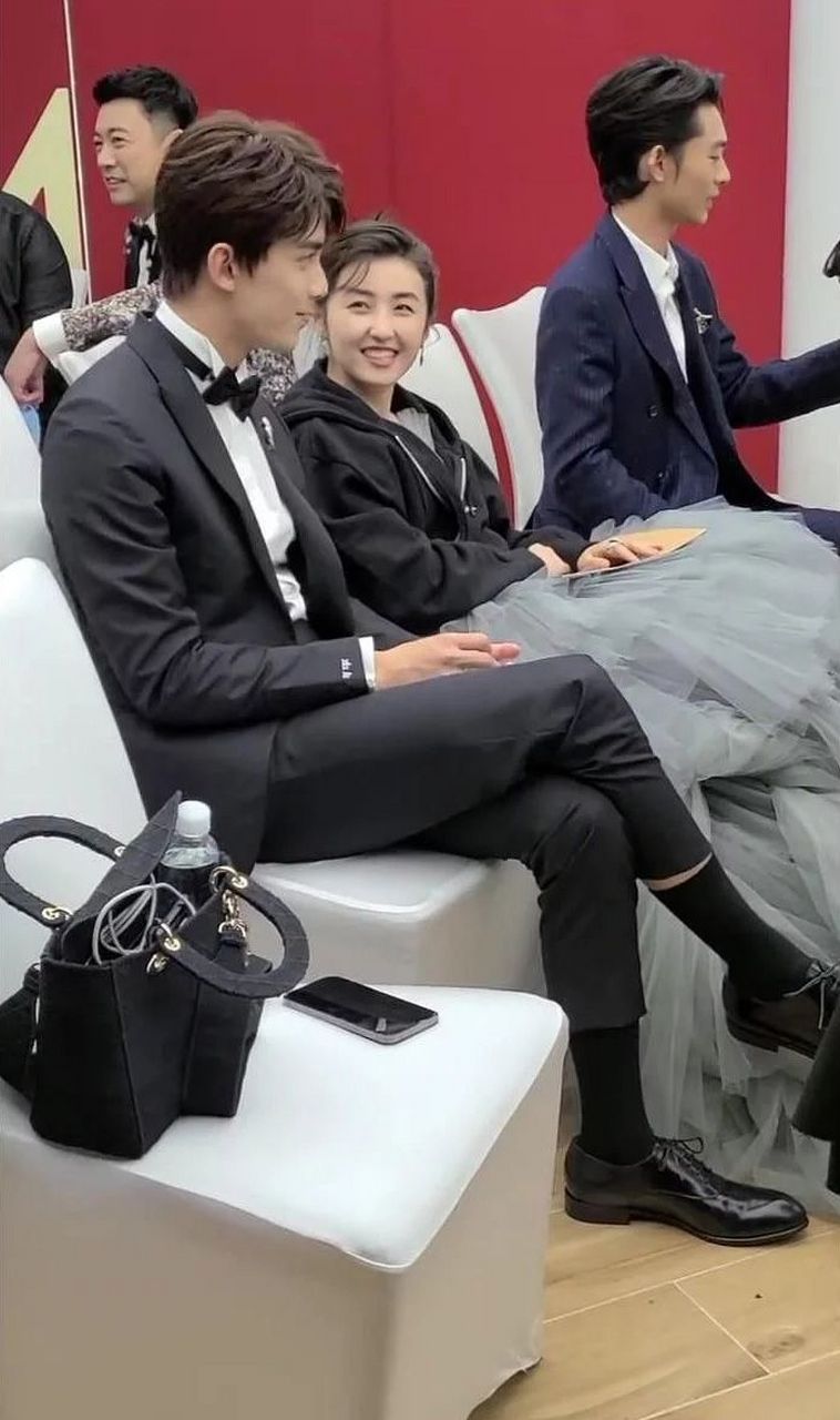 吴磊携手张子枫合体亮相,像夫妻拍婚纱照!