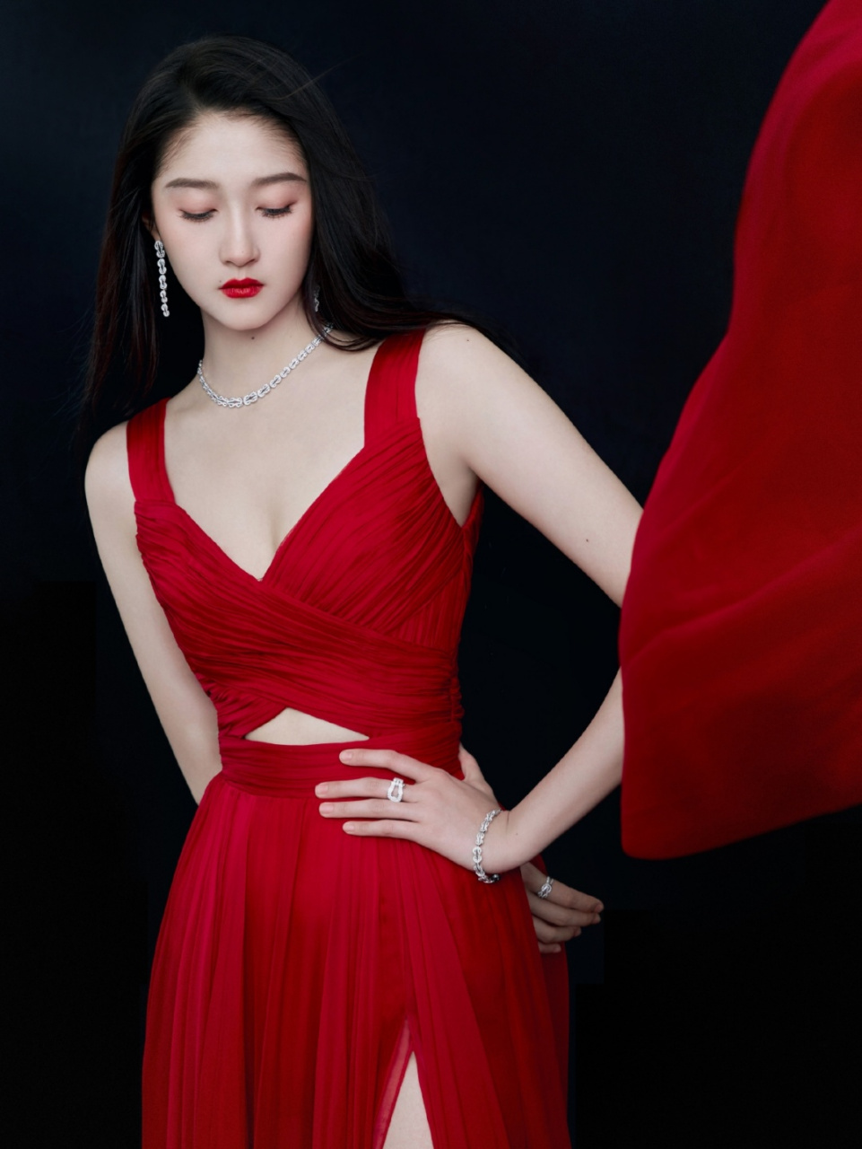 关晓彤终于放开穿,小秀"事业线"好妩媚!