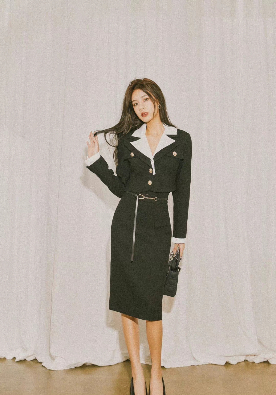 周扬青的穿搭简约也优雅.