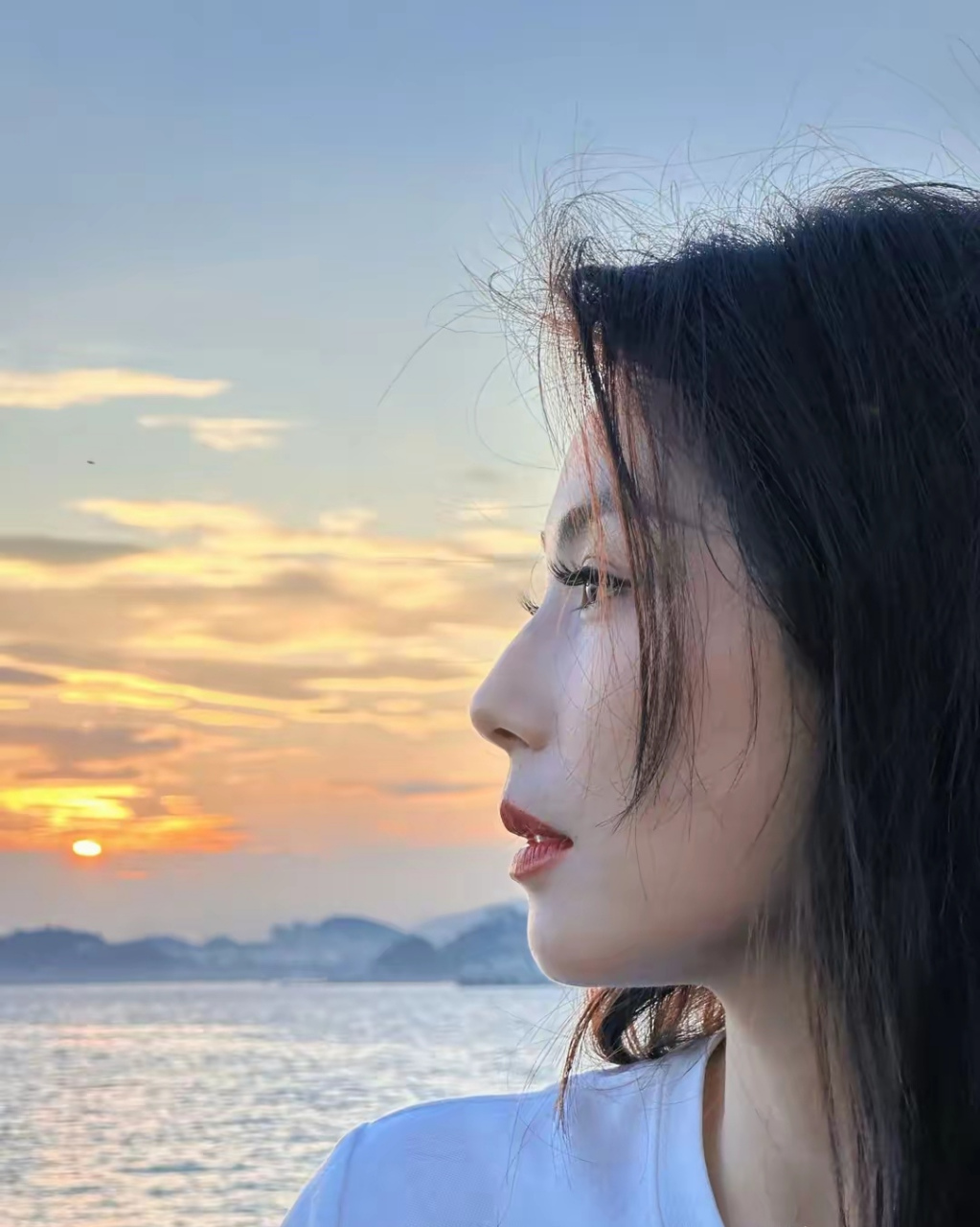 刘涛在船上看海,侧影太美了.