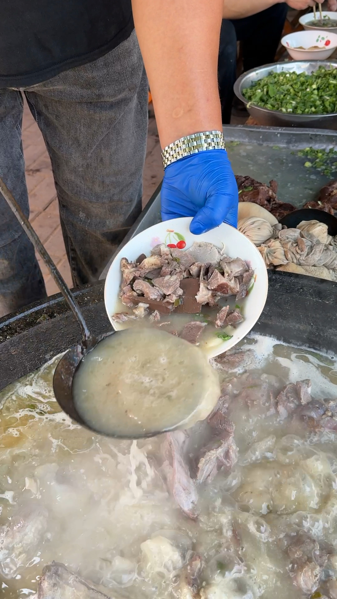 山东青岛泊里大集,羊肉100一斤,30一碗,看着不错挺好吃