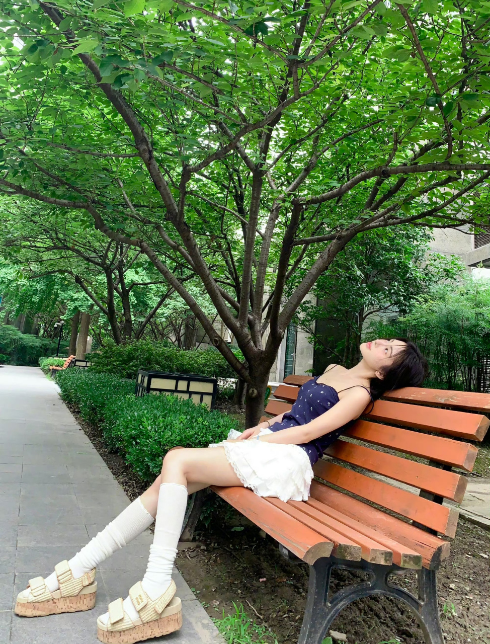 鞠婧祎,深色吊带搭配小白裙,白袜凉鞋清新可爱!