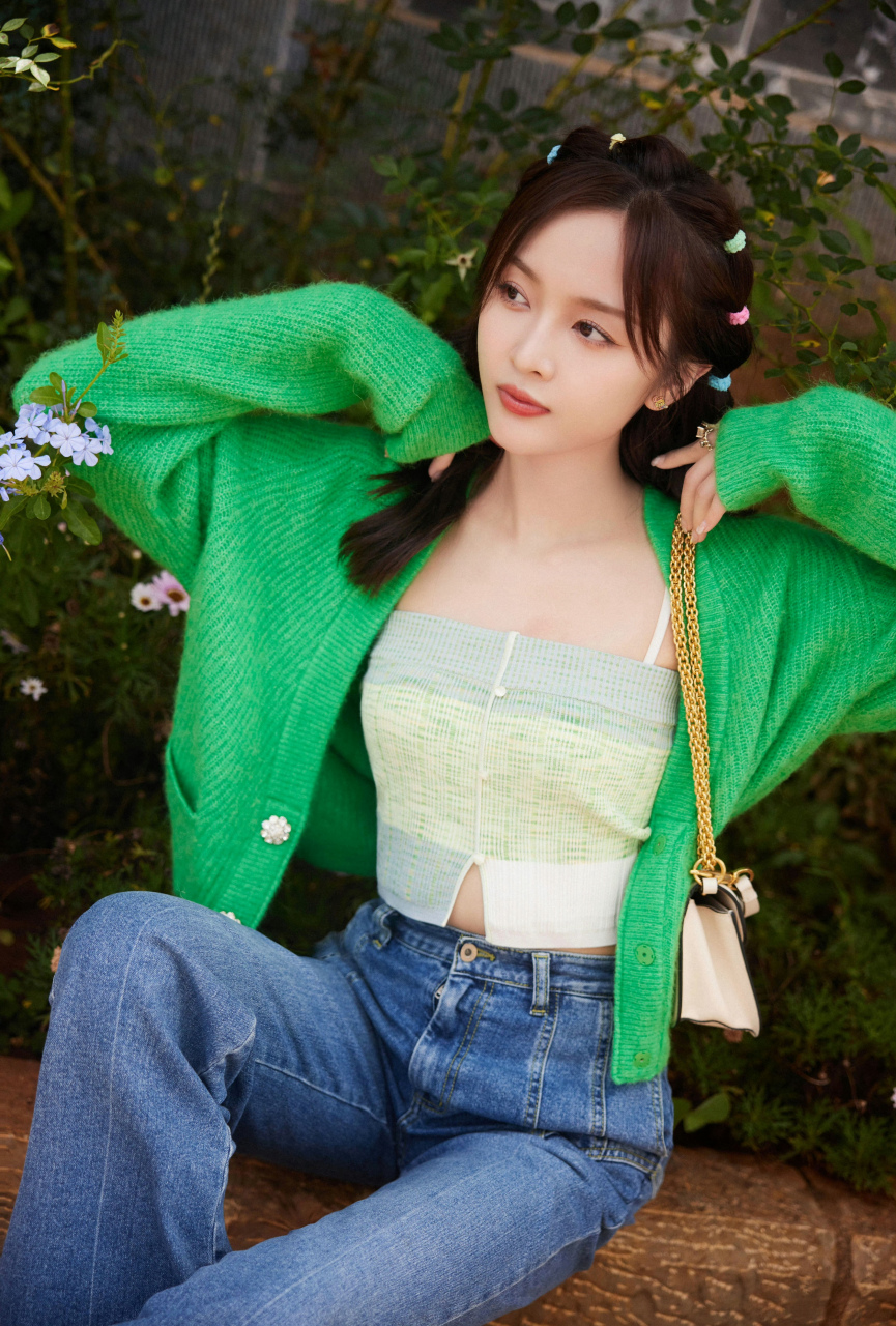 吴宣仪,吊带搭配牛仔裤,绿色开衫更显可爱!