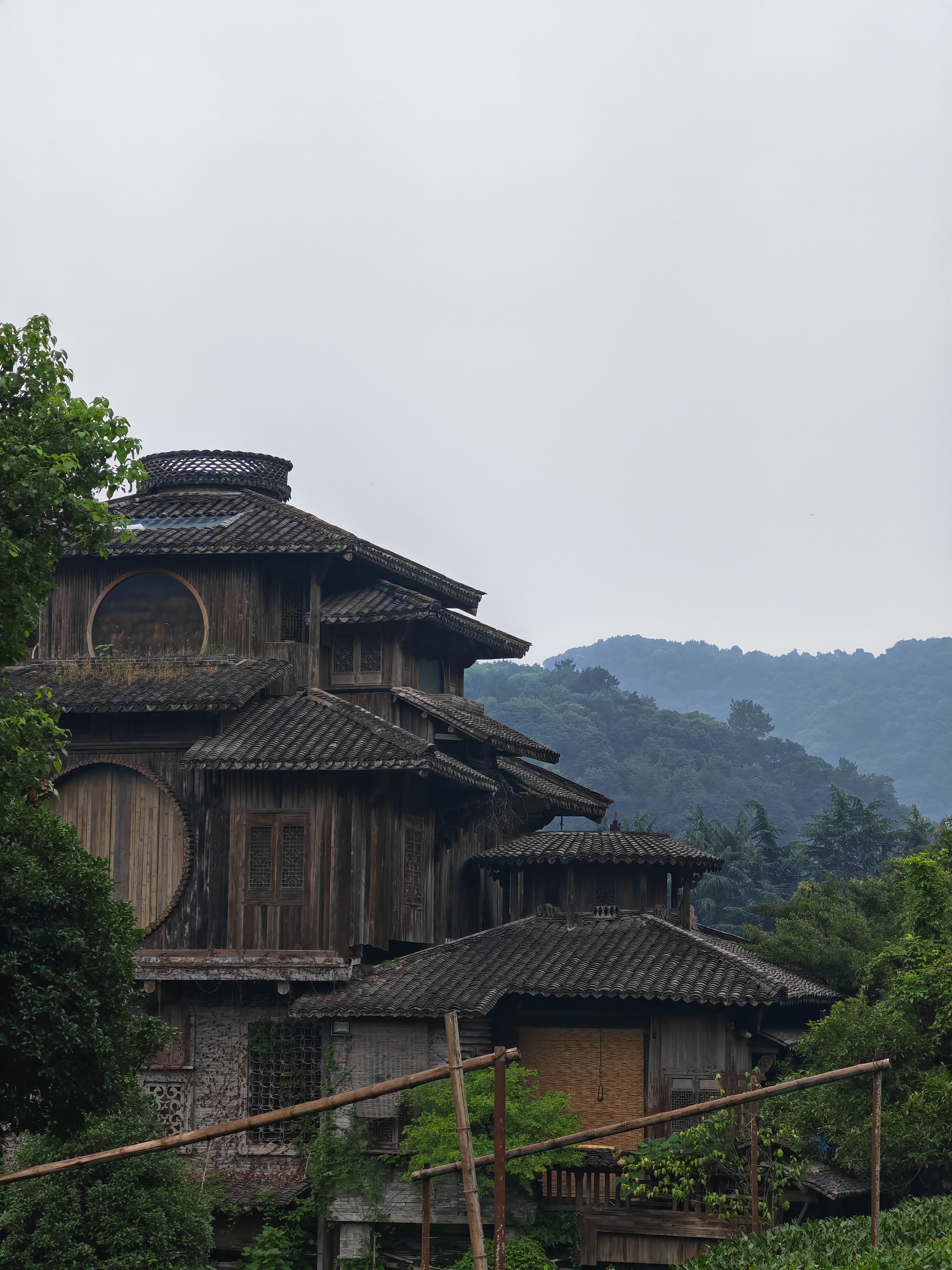 位于下满觉陇的杭州"千与千寻"汤屋 其实是一幢外形独特的 汉代风格砖