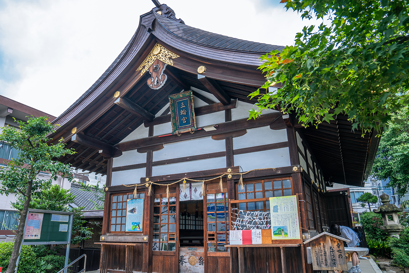 三轮神社,地处名古屋闹市中,就在著名的大须商业街边上