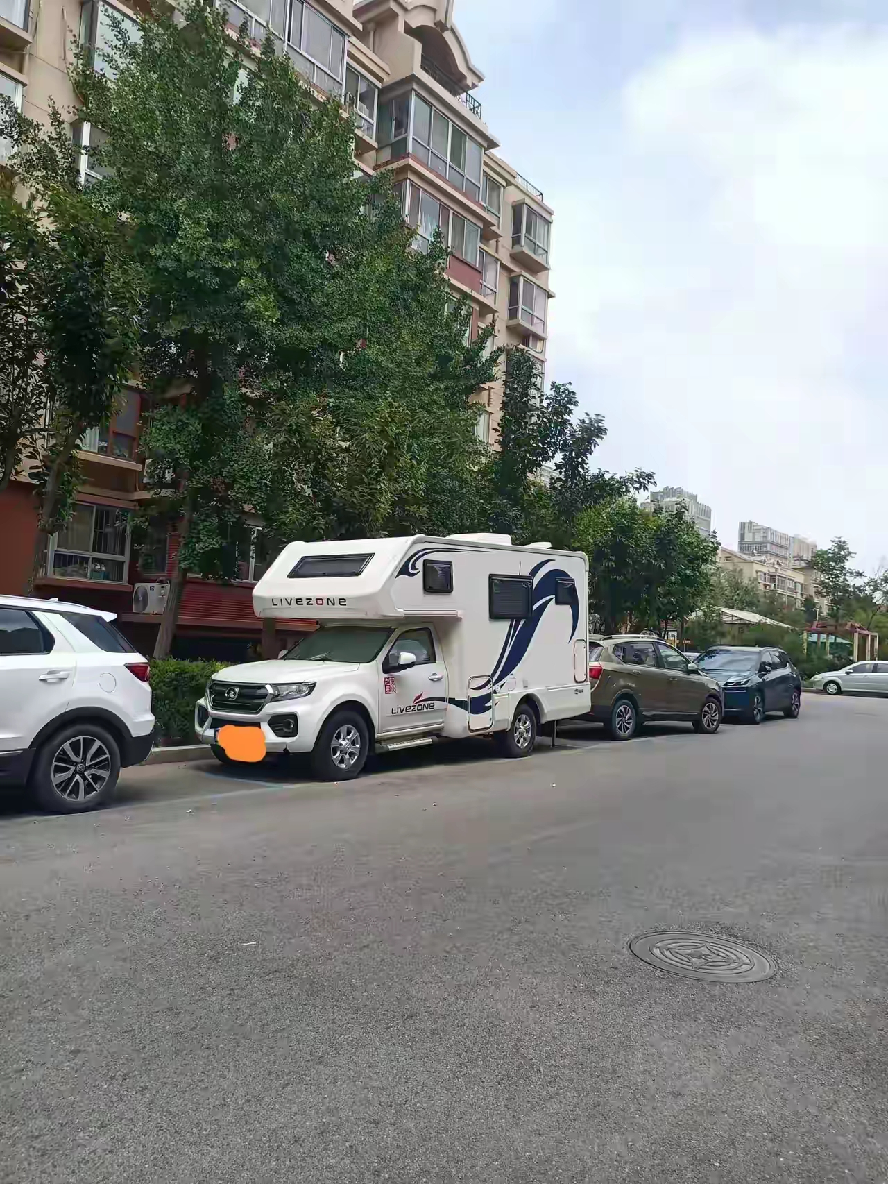 这房车是我家邻居的买了两年多了总共行驶了不到两千公里天天停在
