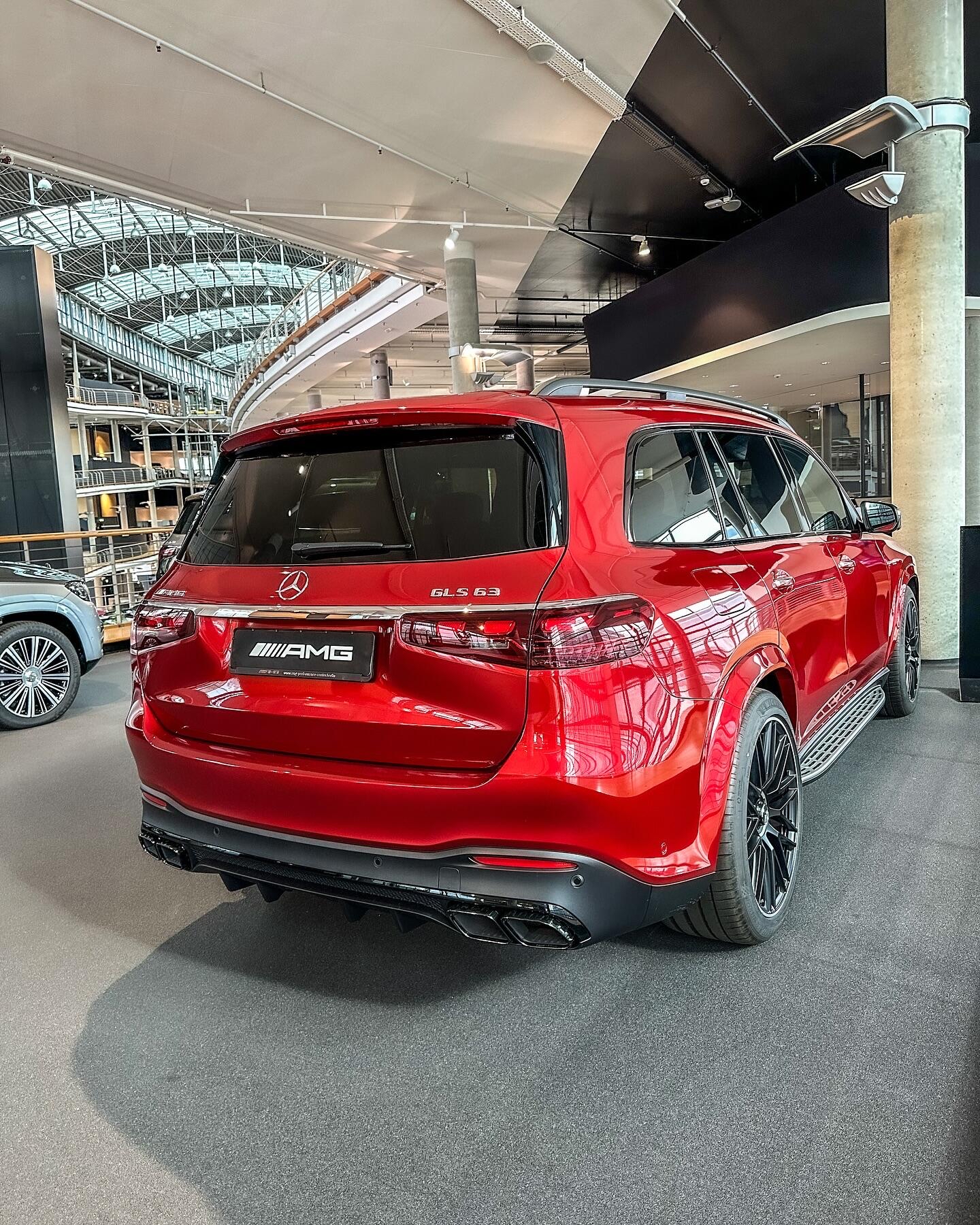 40t v8 612匹马力 8座大型suv 西装暴徒