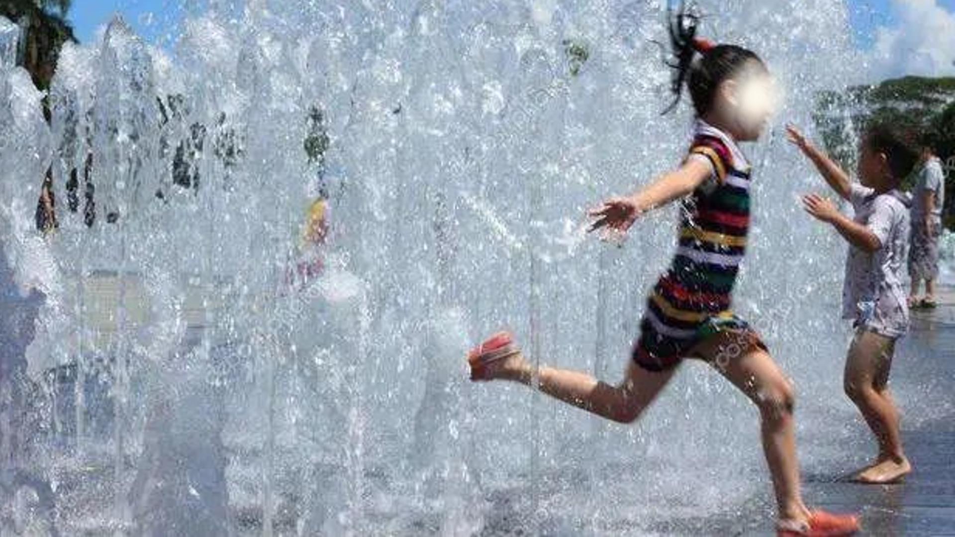 7岁女孩喷泉玩水后下体失血休克 网友:太危险了,家长一定要看好孩子