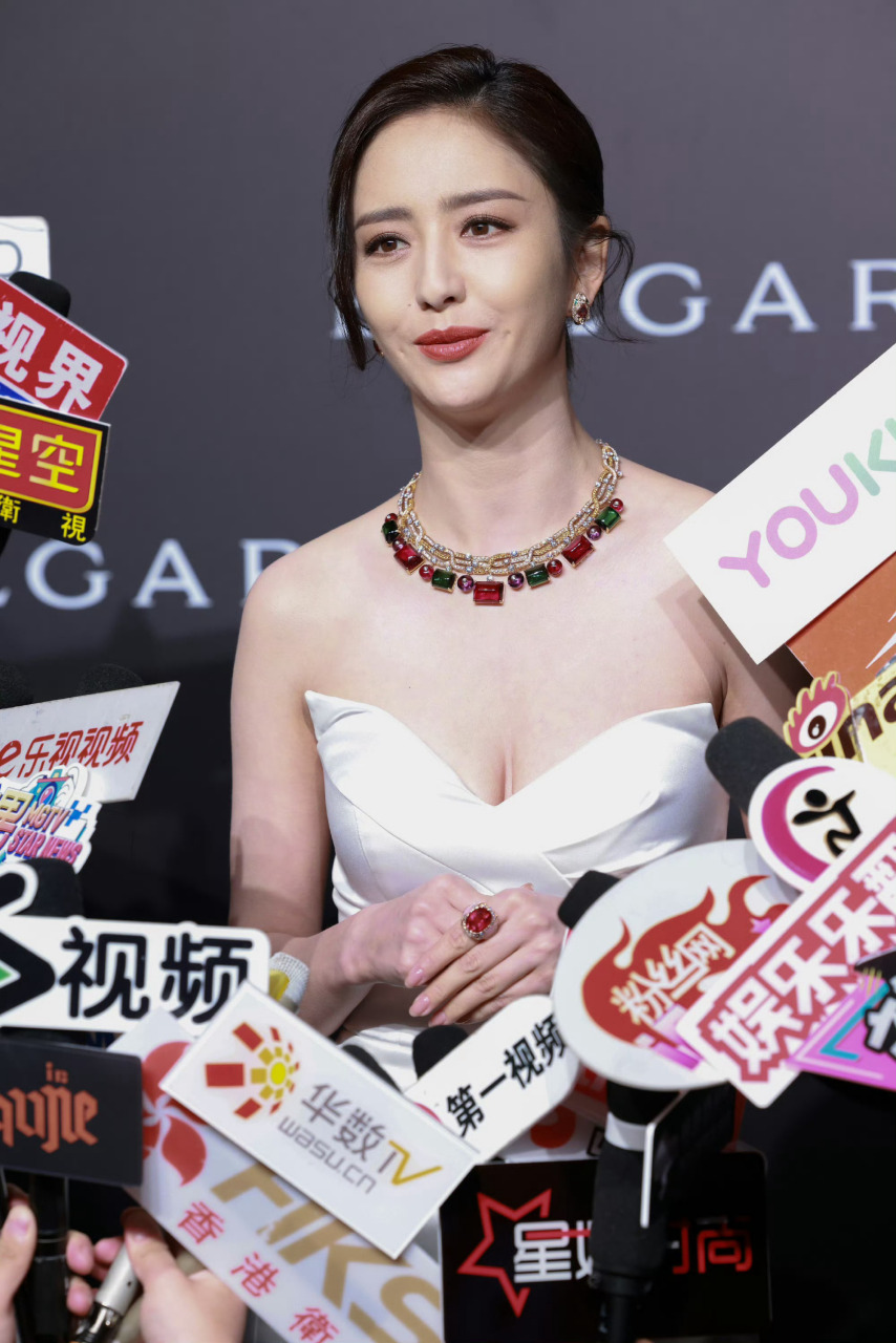 佟丽娅闪耀活动现场,抹胸开叉白裙尽显优雅气质,展现曼妙身姿与高贵