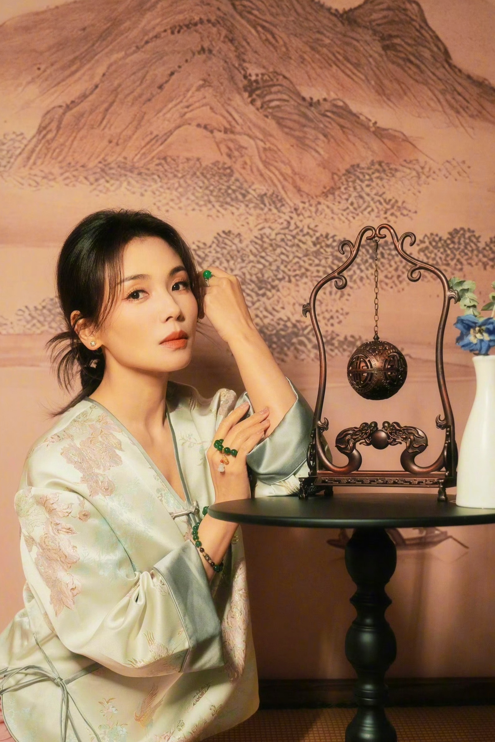 刘涛穿缎面新中式服装,上演四种眼神,四种眼神,四种表情,真实无误,不