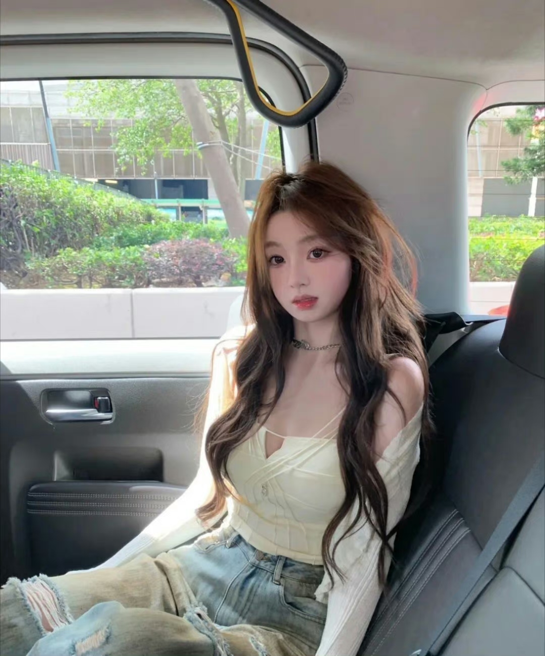 王思聪的女朋友看着好小啊,好像大学生,王思聪吃得是真好