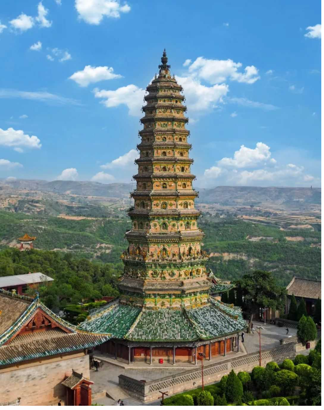 "扫塔辨奇冤"这一集的同学们,应该都会对那座金光闪闪的金光寺佛光