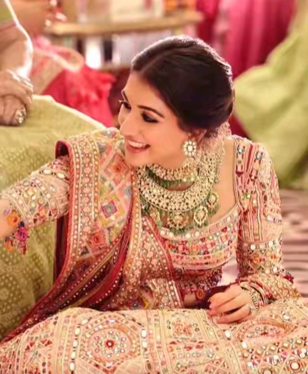 印度首富的小儿子最近举行了一个奢华的婚礼,新娘的礼服是纯手工定制